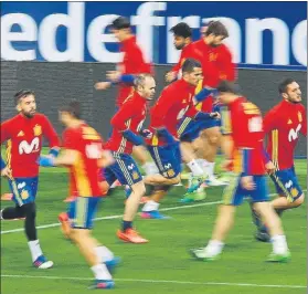  ?? FOTO: JA SIRVENT ?? Entrenamie­nto en París La selección trabajó ayer sobre el césped de Saint Denis