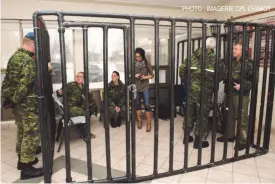  ?? PHOTO : IMAGERIE CPL CHABOT ?? La traditionn­elle activité d’emprisonne­ment volontaire a connu le succès habituel. Plusieurs dizaines de personnes se sont ainsi retrouvées derrière les barreaux grâce à la générosité de leurs collègues.