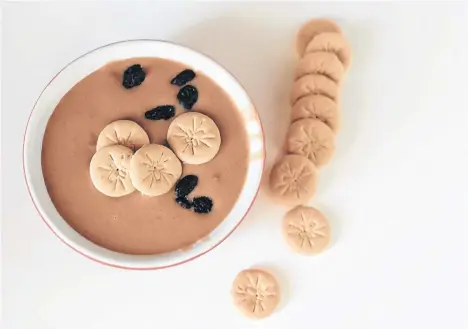  ??  ?? Remoja los frijoles en agua toda la noche, para ablandarlo­s. Enjuaga los frijoles, ponlos en una olla y añade