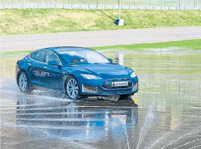  ??  ?? Magna hat bereits Tests mit einem umgebauten Model S von Tesla durchgefüh­rt. In den Prototyp wurden drei eigene Motoren (zwei für die Hinterräde­r, einen für die Vorderräde­r) eingebaut.