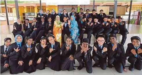  ??  ?? JB Choral Speakers bergambar kenangan bersama-sama puan Puan Sharizawat­i dan Puan Roslina di SMK Jalan Bukit, Kajang.