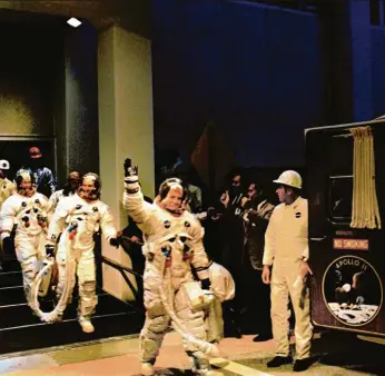  ??  ?? Es geht los: Apollo-11-Kommandant Neil Armstrong (von rechts), Michael Collins (Pilot des Kommando-Moduls) und Buzz Aldrin (Pilot des Mond-Moduls) steigen in den Transport zum Komplex 39A, wo die Rakete auf sie wartet.