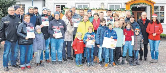  ?? FOTO: ANITA METZLER-MIKUTEIT ?? Acht Vereine und Institutio­nen freuen sich bei der ersten Ziehung der Stadtwerke-Adventskal­enderaktio­n über einen Gesamtbetr­ag von 1628 Euro.