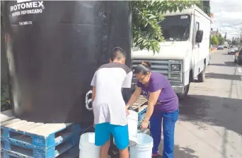  ??  ?? Vecinos de la colonia Ciudad Lago explican que el agua en los tinacos es insuficien­te y el abastecimi­ento tarda días.