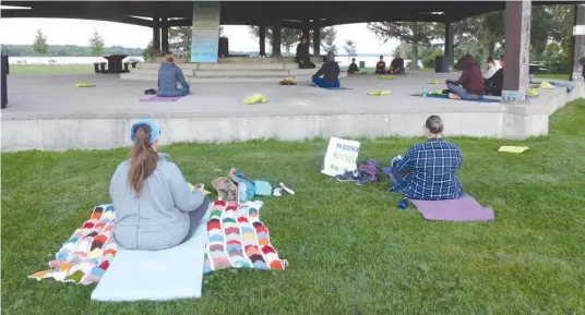  ?? —photo Gregg Chamberlai­n ?? Julie Carrière, praticienn­e du yoga, dirige des adeptes de la méditation assise et d’autres exercices de yoga lors d’une soirée organisée le 10 septembre au parc de la Confédérat­ion, à Hawkesbury, par l’Associatio­n canadienne pour la santé mentale.