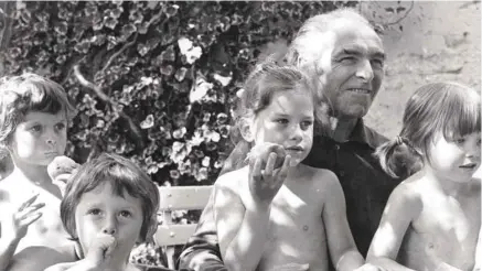  ?? FUNFILM ?? Doisneau entouré de ses petits-enfants, Sonia, Alexandre, Marie et Clémentine, à l’été 1978