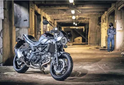  ?? FOTO : SUZUKI ?? Retroanlei­hen: Die Suzuki SV650X leistet 56 kW/76 PS und kostet ab etwa 7000 Euro.