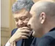  ?? MYKOLA LAZARENKO/ASSOCIATED PRESS ?? Ukrainian President Petro Poroshenko, left, speaks with journalist Arkady Babchenko on Wednesday in Kiev.