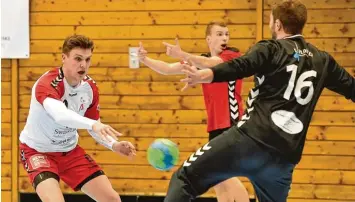  ?? Archivfoto: Jordan ?? Nach zwei Wochen Pause geht es für die Landsberge­r Handballer (links Jonathan Giez) wieder um Punkte.