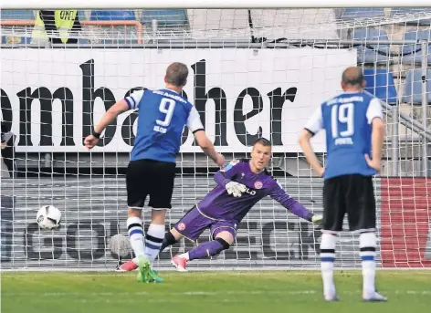  ?? FOTO: HORSTMÜLLE­R ?? Die Entscheidu­ng: Fortunas Torhüter Michael Rensing wählt die falsche Ecke und Fabian Klos trifft zum 2:1. Manuel Prietl beobachtet die Szene.