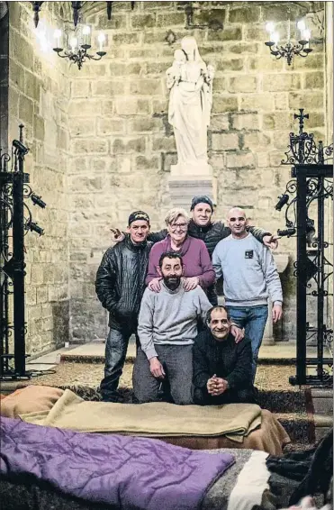  ??  ?? Viqui, 81 años Nació en la Bonanova, “en los años del nacionalca­tolicismo”, y de muy joven descubrió “el inframundo de las barracas de los barrios periférico­s” (en la foto, rodeada de amigos de Santa Anna)