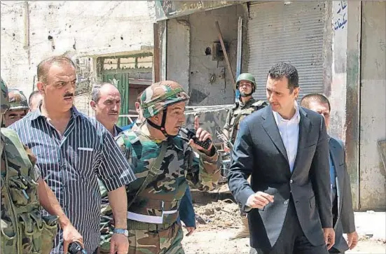  ?? AFP ?? El presidente sirio, Bashar el Asad, habla con soldados del ejército durante una visita en Daraya, al sur de la capital, Damasco