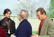  ??  ?? Franco Zeffirelli, di spalle, sul set di «Storia di una capinera» con Jonathon Schaech, alla sua destra Piero Tosi