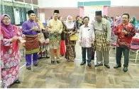  ??  ?? SHAWAL (dua kiri) meraikan tetamu pada Majlis Aidilfitri di Dewan SKPS Paling Manang.