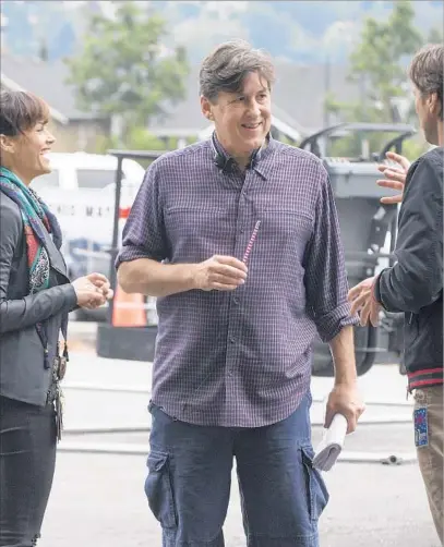  ?? David Dolsen Showtime ?? CAMERON CROWE, center, chats on the set of his “Roadies” Showtime series with actors Carla Gugino and Luke Wilson.