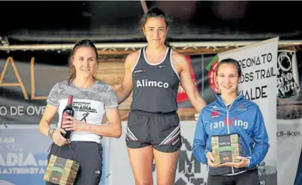  ?? Foto: Cedida ?? Cristina Arbues, Maialen Loyo y Andrea Martínez; en el podio de la carrera de 10,3 kilómetros.