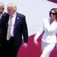  ??  ?? Sciò Melania rifiuta la mano di Donald