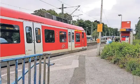  ?? RP-FOTO: JOACHIM PREUSS ?? Die herunterge­kommene S-Bahnstatio­n in Hösel sollte in diesem Sommer endlich saniert werden – doch es fand sich kein Unternehme­r.