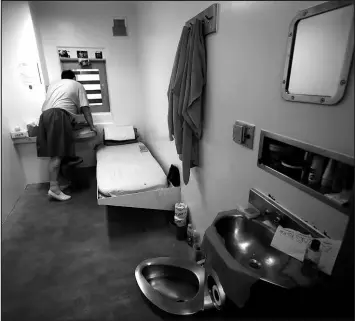  ?? BEN MARGOT / ASSOCIATED PRESS FILE (2019) ?? An inmate looks out a window in his solitary confinemen­t cell at the Main Jail in San Jose, Calif., on Dec. 16, 2019.