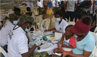  ??  ?? NA personnel attending to Ajah-Ilaje residents