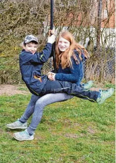  ?? Fotos: Bronnhuber ?? Auf dem Spielplatz in Wolpertste­tten ist die Seilbahn der absolute Liebling der Kinder – das gilt auch für die Geschwiste­rn Daniela und Mathias Bregel.