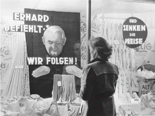  ?? Foto: Archiv ?? 1949 konnten die Geschäfte in den Westzonen schon wieder etwas bieten – auch für den kleineren Geldbeutel.