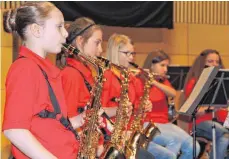  ?? FOTO: STEIDLE ?? Junge Saxophon-Spielerinn­en erfreuten beim Frühjahrsk­onzert der Musikkapel­le Suppingen in der Kornbergha­lle viele Zuhörer.