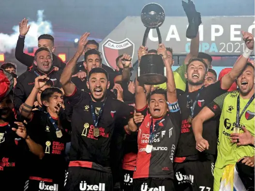  ??  ?? Champions… Colon celebrate their historic achievemen­t