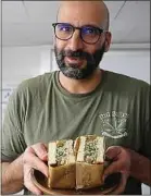  ??  ?? Le sandwich au tartare de truite, d’Omar Koreitem.
