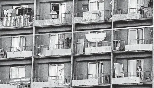  ?? FOTO MAFRA – ADOLF HORSINKA ?? Současnost. V Česku se nyní v bytové nouzi nachází 83 tisíc lidí včetně 20 tisíc dětí. Ubytovna Hlubina v Ostravě je považována za dům hrůzy.