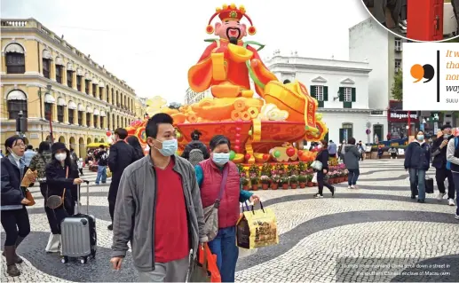  ?? (AFP) ?? Tourists from mainland China stroll down a street in
the southern Chinese enclave of Macau