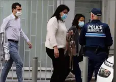  ?? (Photo Patrice Lapoirie) ?? L’adjoint au maire Gaël Nofri et l’assistante sociale raccompagn­ent la femme du sacristain. Lui-même en état de choc, Jean-François Gourdon tente de l’épauler entre deux appels téléphoniq­ues.