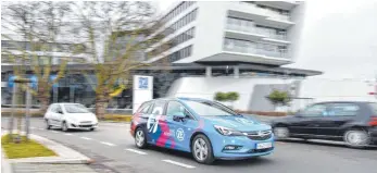  ?? ARCHIVFOTO: FELIX KÄSTLE ?? Ein Versuchsfa­hrzeug für automatisi­ertes Fahren der ZF Friedrichs­hafen AG fährt am Forum der ZF Friedrichs­hafen AG vorbei.