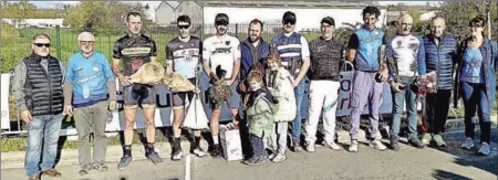  ?? - Crédits : A.L ?? Une très belle brochette de vainqueurs avec les élus et Christian Capdeville (représenta­nt Groupama d’Oc, un des sponsors du club).