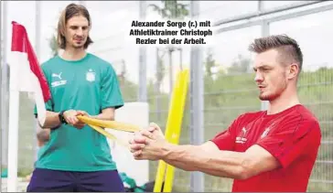  ??  ?? Alexander Sorge (r.) mit Athletiktr­ainer Christoph
Rezler bei der Arbeit.