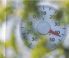  ?? FOTO: DPA ?? Das Thermomete­r an der Vertretung der Vereinten Nationen in Bonn zeigt 42 Grad an. Der Rekord wurde aber in Lingen geknackt.