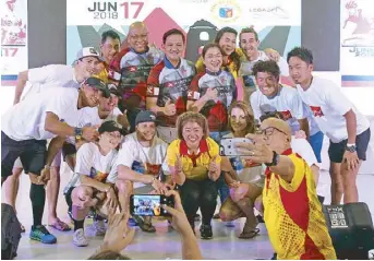  ?? JUN MENDOZA ?? Princess Galura (center), general manager of the organizing Sunrise Events, Inc., flashes the thumbs-up sign with Mayor Noel Rosal of Legazpi City, DOT regional director Benjamin Santiago and Albay province tourism officer Dorothy Colle and the pro athletes after yesterday’s press launch of the Xterra OffRoad Triathlon set today in Legazpi, Albay.