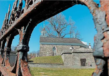  ?? JAY JONES/FOR THE CHICAGO TRIBUNE ?? The Old Dutch Church in Sleepy Hollow, N.Y., was founded around 1685, making it one of the oldest continuous­ly operating churches in the United States. It was popularize­d by Washington Irving’s short story “The Legend of Sleepy Hollow.”