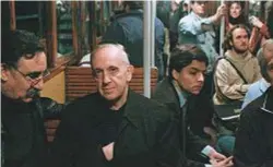  ??  ?? TRA LA GENTE Buenos Aires. Jorge Mario Bergoglio nel subte (la metropolit­ana), prima di diventare Papa.