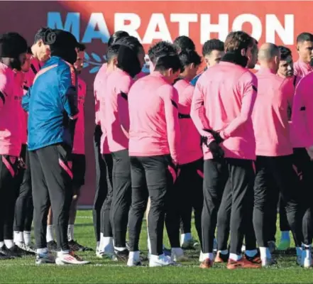  ??  ?? El grupo escucha a Lopetegui en su charla previa al entrenamie­nto de ayer.