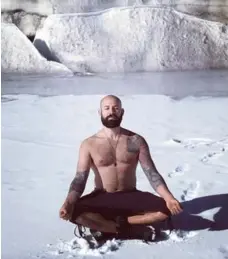  ?? GIOVANNI BARTOLOMEO ?? Giovanni Bartolomeo meditates in the snow at advanced instructor training for the Wim Hof Method in Colorado last November.