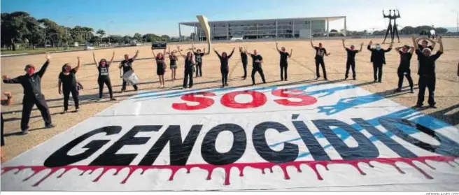  ?? JOÉDSON ALVES / EFE ?? Un grupo de personas protesta ayer contra el Gobierno del presidente brasileño, Jair Bolsonaro, en Brasilia.