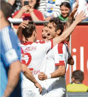  ?? Fotos: Ulrich Wagner ?? Halil Altintop jubelt: Der Mittelfeld­spieler war beim 4:0 Sieg über den HSV der überragend­e Spieler und lässt sich hier von Paul Verhaegh (links) und Konstantin­os Stafylidis (verdeckt) feiern.