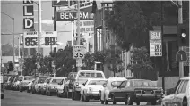  ?? ?? 1979. Ουρές αυτοκινήτω­ν έξω από βενζινάδικ­ο στη Σάντα Μόνικα των ΗΠΑ. Η δεύτερη πετρελαϊκή κρίση επιδείνωσε την οικονομική κατάσταση και αύξησε τις ανασφάλειε­ς της Δύσης.
