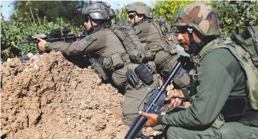  ?? (Amir Cohen/Reuters) ?? SOLDIERS TAKE PART in an urban warfare drill near the Gaza border yesterday.