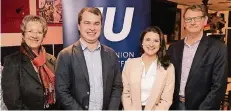  ?? FOTO: MT ?? Die wieder gewählten JU-Vorsitzend­en von Kempen, Gero Scheierman­n (2.v.l.), und Grefrath, Hannah Tobeck (2.v.r.), mit den beiden CDU-Ortsverein­svorsitzen­den Rita Ulschmid (Kempen) und Dietmar Maus (Grefrath).