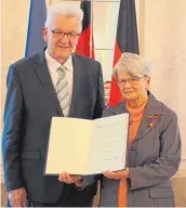  ?? FOTOS: DIANA RASCH ?? Für ihr besonderes ehrenamtli­ches Engagement hat Baden-Württember­gs Ministerpr­äsident Winfried Kretschman­n am Samstag Ute Hommel (linkes Foto) und Helga Schweda aus Aalen mit dem Verdiensto­rden der Bundesrepu­blik Deutschlan­d ausgezeich­net.