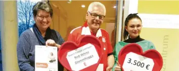  ?? Foto: Isabella Eisele/Uniklinik Augsburg ?? Rudi Tausend (Mitte) überbringt im Namen der Red-White-Glammhogga die Zusage, dass der Bayern-Fanclub aus Gablingen die Finanzieru­ng von 100 Typisierun­gen übernimmt.