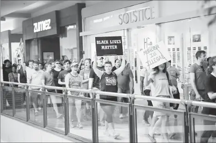  ??  ?? Protesta pacífica en el centro comercial West County, en San Luis, Missouri, contra la obasolució­n del ex policía Jason Stockley, quien mató a tiros a un hombre negro después de una persecució­n ■ Foto Afp