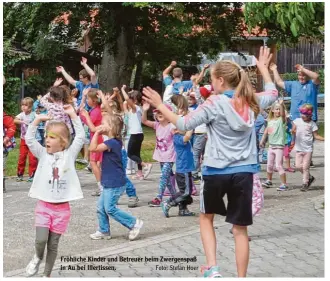  ?? Foto: Stefan Hoer ?? Fröhliche Kinder und Betreuer beim Zwergenspa­ß in Au bei Illertisse­n.